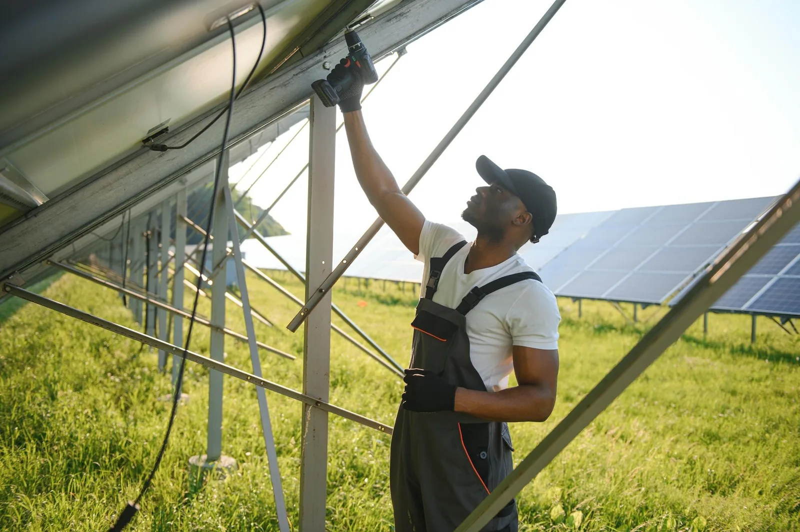 Équipe technique installant des panneaux photovoltaïques