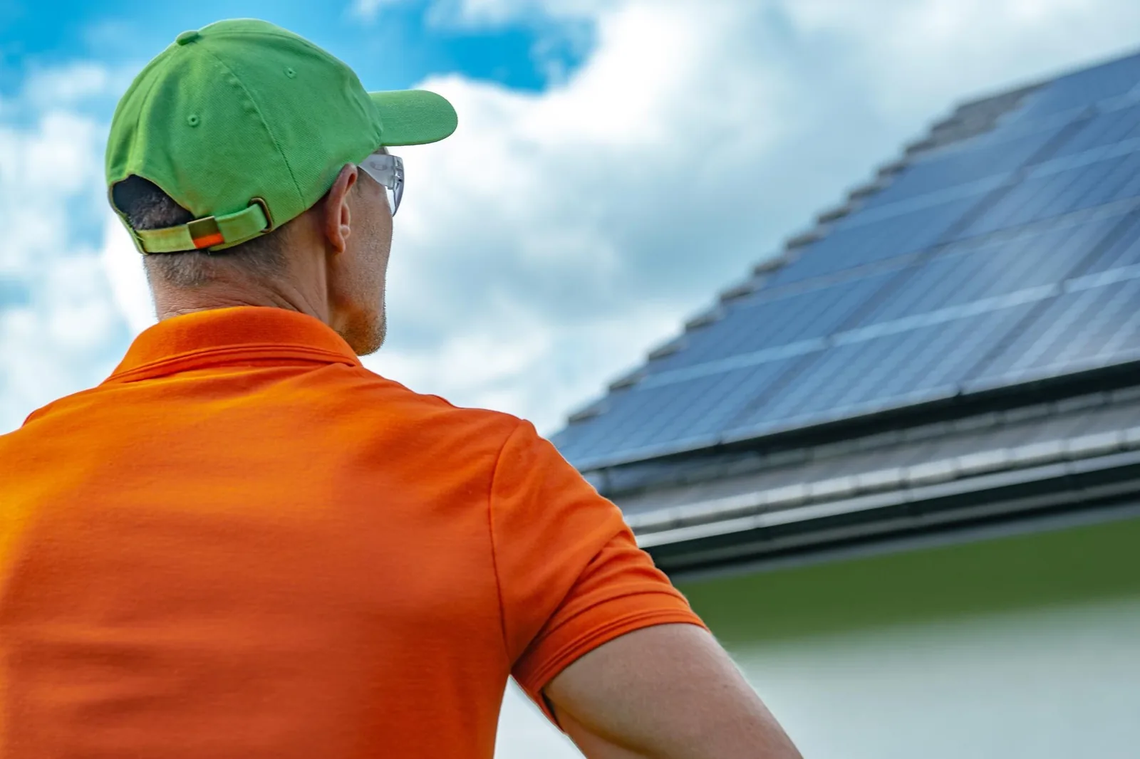Installateur posant des panneaux solaires photovoltaïques, achat, installation et raccordement sur toiture